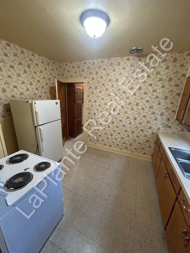 Building Photo - 1439 Vassar Dr