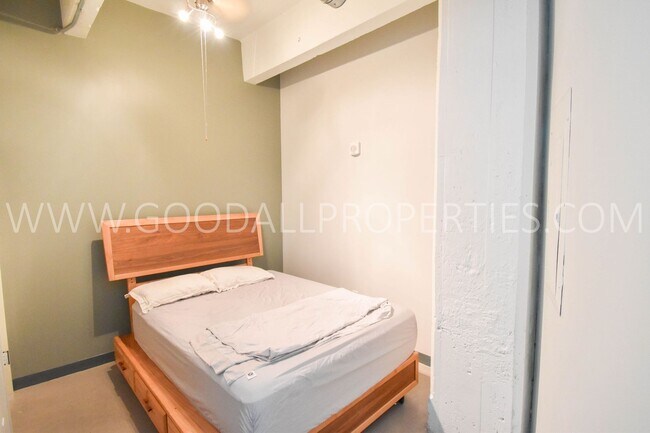 Building Photo - One Bedroom Loft Downtown (utilities Included)