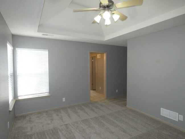 Building Photo - Renewed Townhome-4454 NE 83rd-Northland, K...