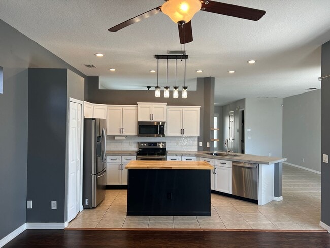 Building Photo - 3 Bedroom 2 Bath Single Family Home