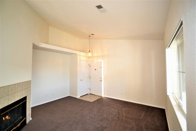 Building Photo - Cute & Cozy Apartment with One Car Garage ...
