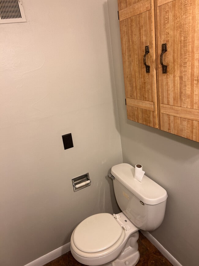 Building Photo - 208 Dee Rd