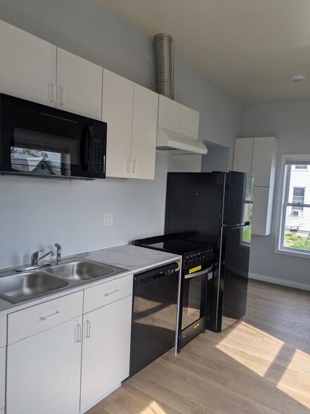 Building Photo - 85 N High St