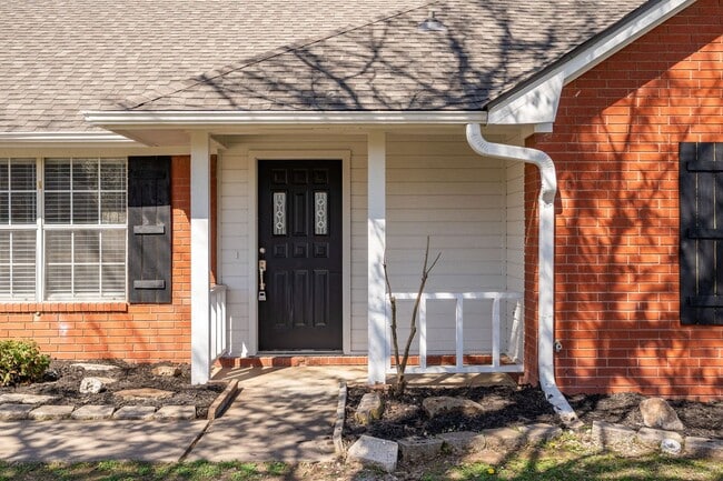 Building Photo - Newly Remodeled Beautiful 3 Bedroom Home