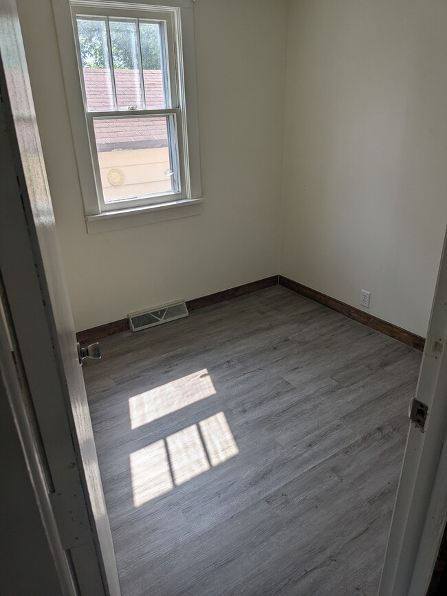 Building Photo - 17 W Linwood Ave