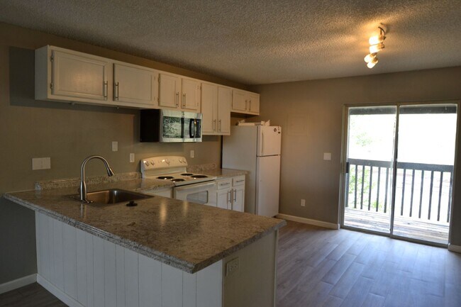 Building Photo - 2920 Straus Ln