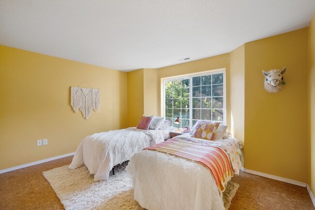 Building Photo - Spacious Cathedral Park Townhouse with Private Yard & Garage