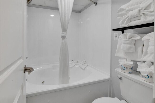 Building Photo - 2300 N Ocean Blvd