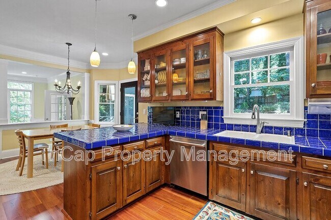 Building Photo - 2113 Hamrick Dr