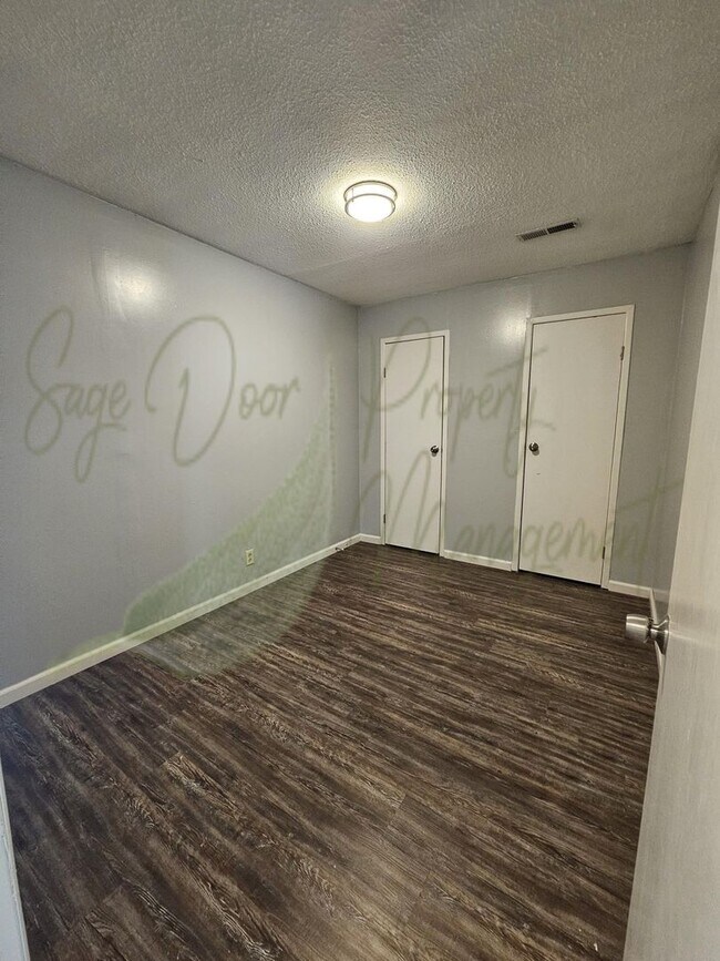 Building Photo - 119 NE State Hwy E