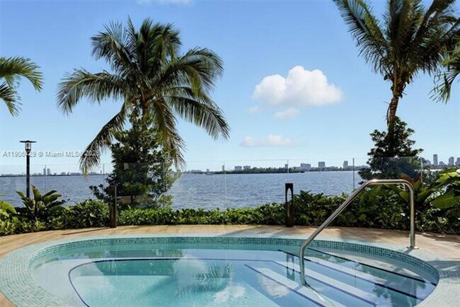 Building Photo - 700 NE 24th St