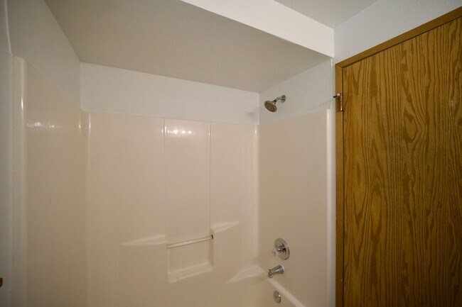Building Photo - Spacious Townhome with Private Yard Near Lake Stevens!!