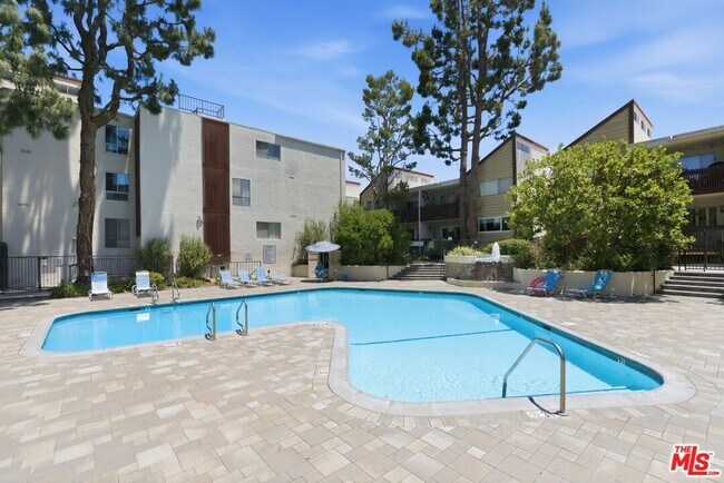 Building Photo - 5900 Canterbury Dr