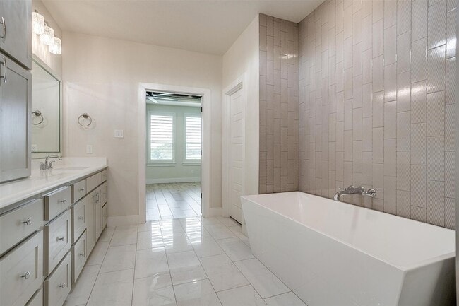 Building Photo - 1221 Crown Valley Dr