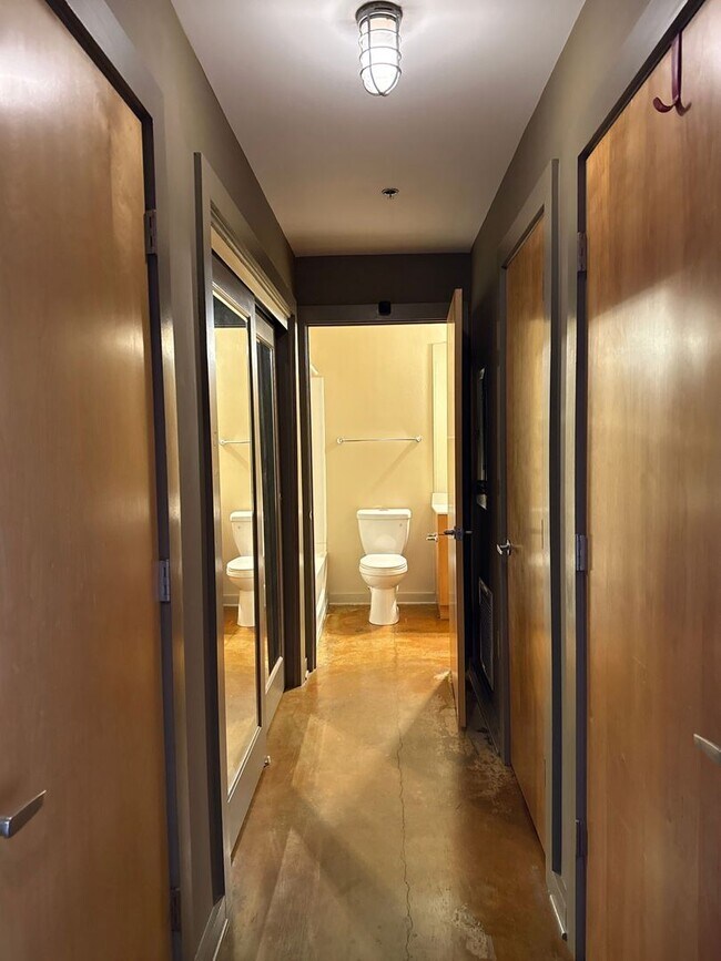 Building Photo - 626 N Graham St