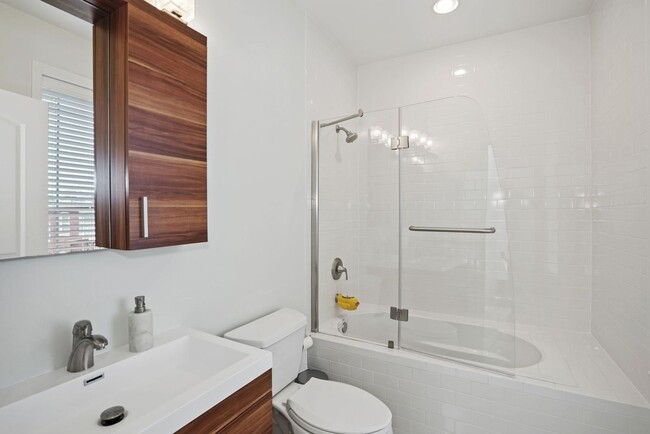 Building Photo - Lovely 2 BR/2.5 BA Apartment near Noma II!