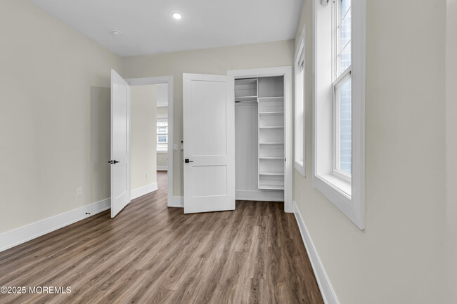 Building Photo - 527 Bangs Ave