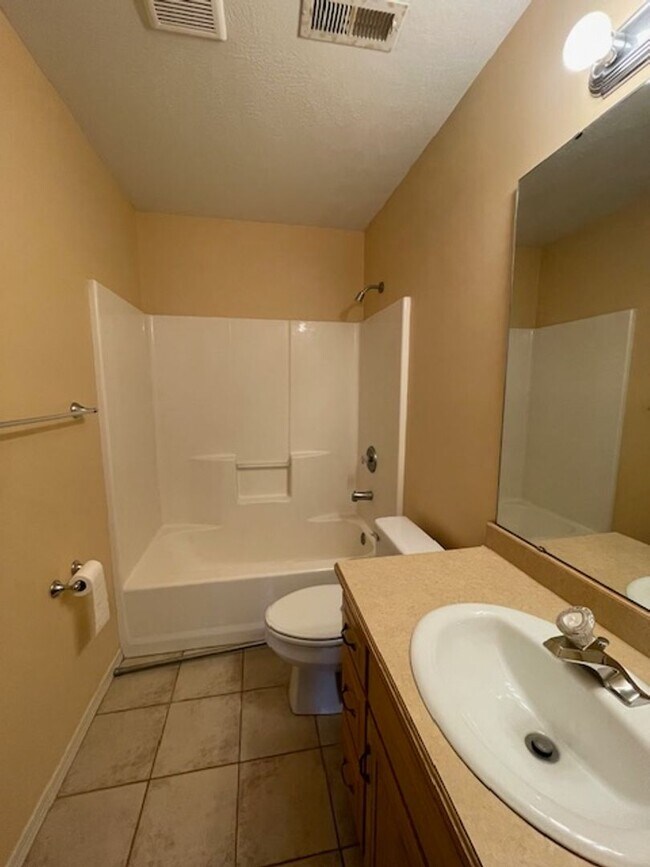 Building Photo - 4 Bedroom Home in SE Springfield!