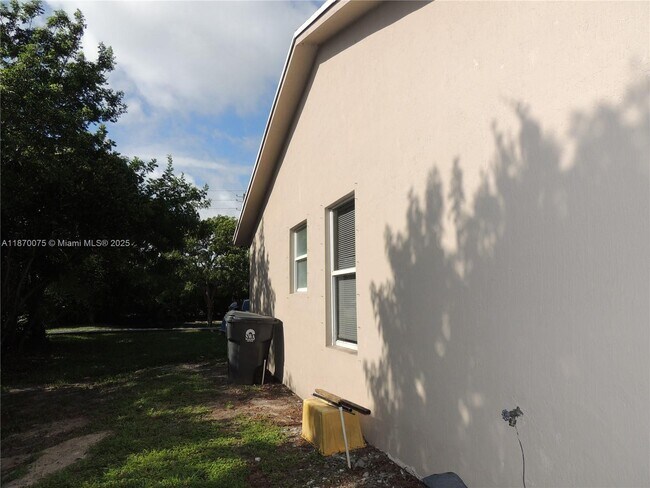 Building Photo - 2225 Laura Ln