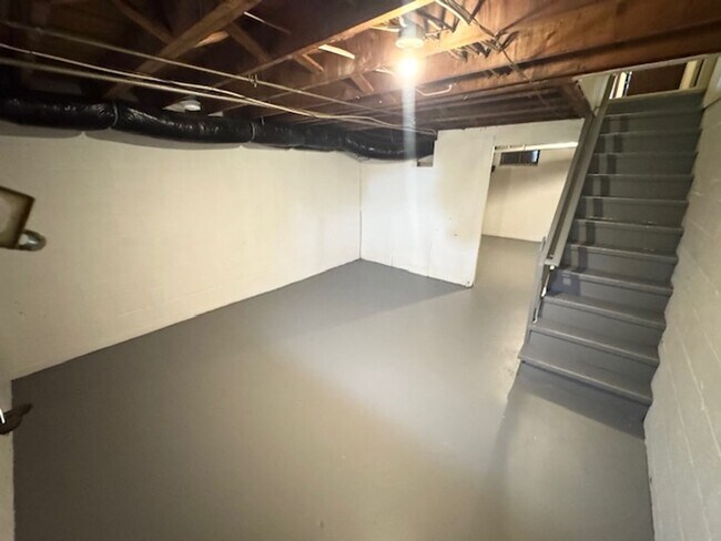 Building Photo - 2 Bedroom Townhome with Detached Garage