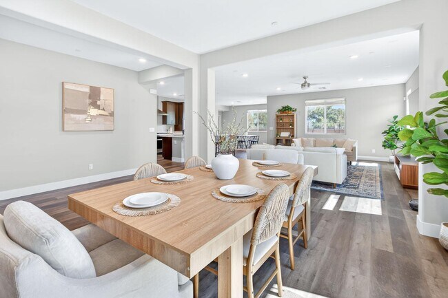 Building Photo - 1024 Saker Falcon Dr