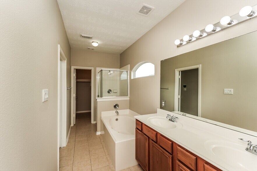 Building Photo - 814 Forest Ivy Ln