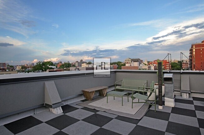 Building Photo - Exceptional 3BR/2Bath in Park Slope
