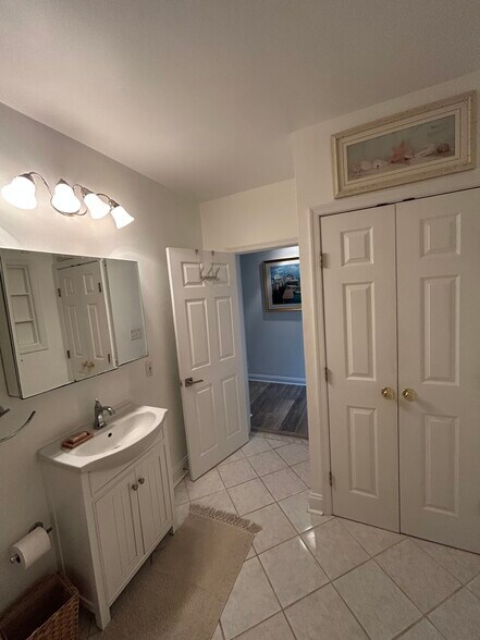 Building Photo - 952 Magothy Ave