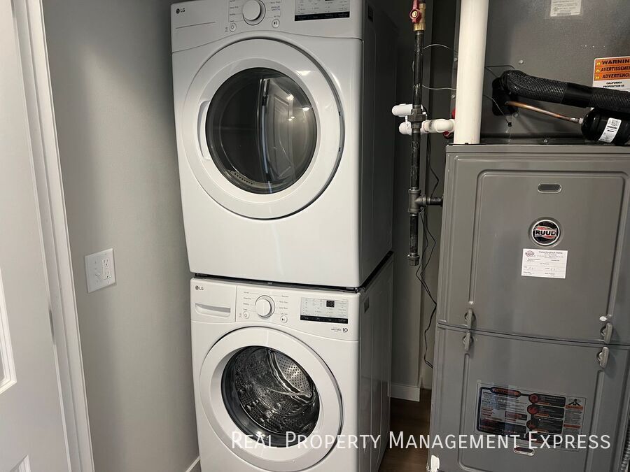 Building Photo - 3 Bedroom 1.5 Bathroom Townhome