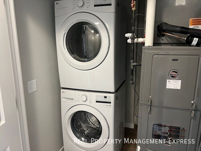 Building Photo - 3 Bedroom 1.5 Bathroom Townhome