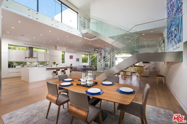 Building Photo - 726 N Martel Ave