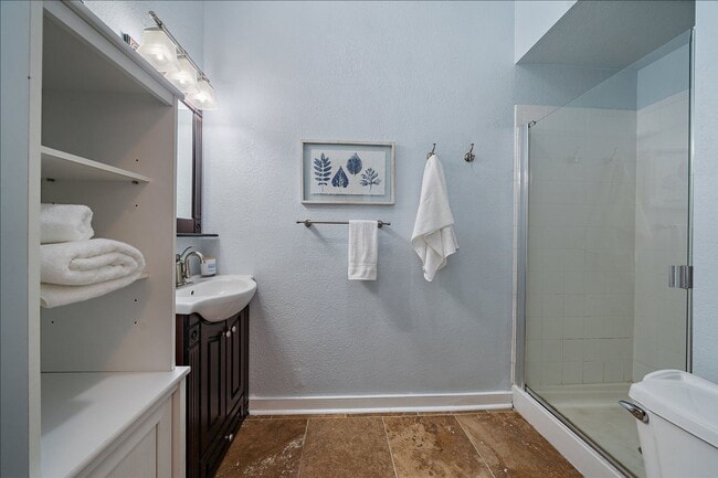 Building Photo - Uptown condo available immediately
