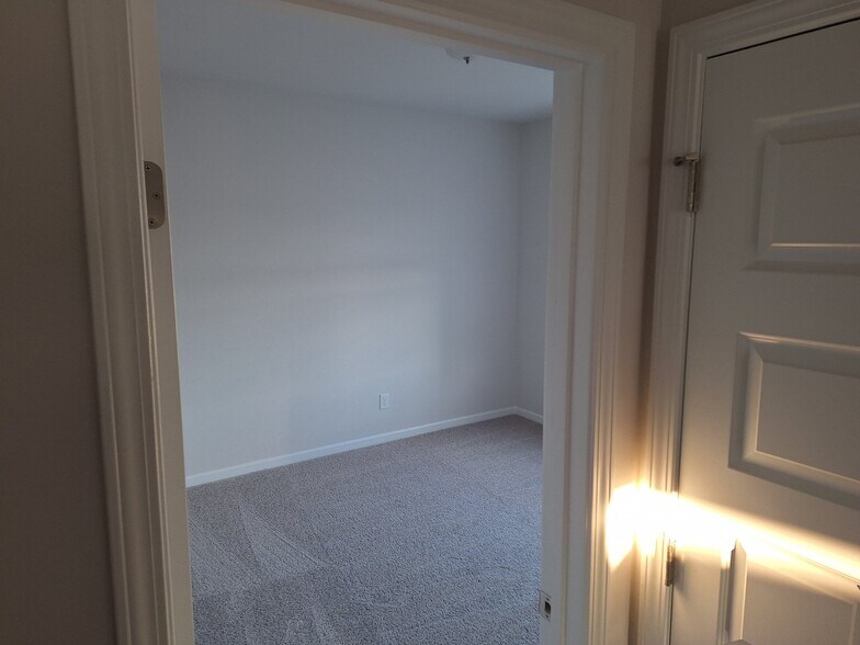 Building Photo - 25743 Finchley Dr