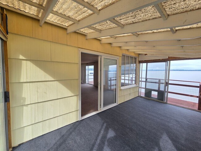 Building Photo - 1545 Colchester Dr E