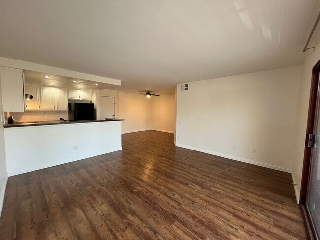 Building Photo - Canoga Park 2+1 w/pool + spa, gated entry + parking included!