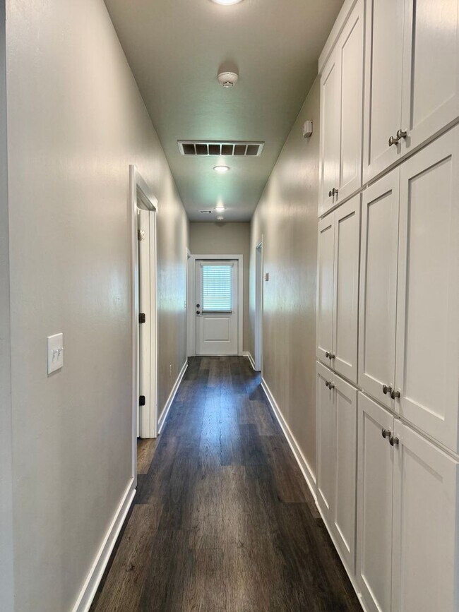 Building Photo - Large 2 Bed, 2 Bath in Beautiful Well-Main...