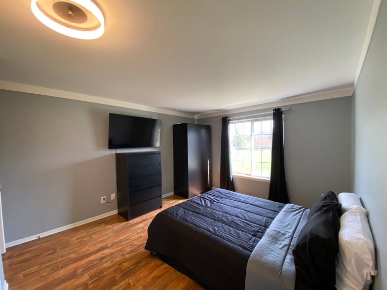 Building Photo - 500 Fox Hills Dr N