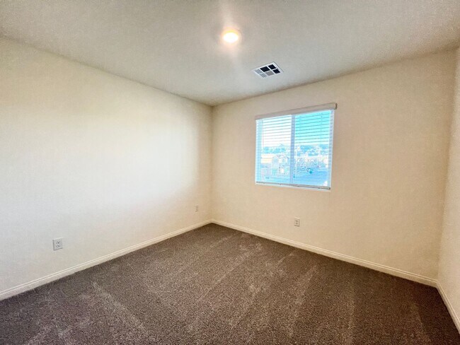 Building Photo - 2625 Dahlia Fls Ave