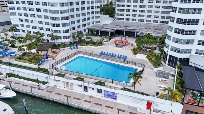 Building Photo - 801 Brickell Bay Dr