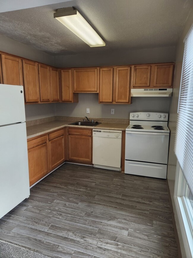 Building Photo - Spacious Two Bedroom Apartment Home Availa...