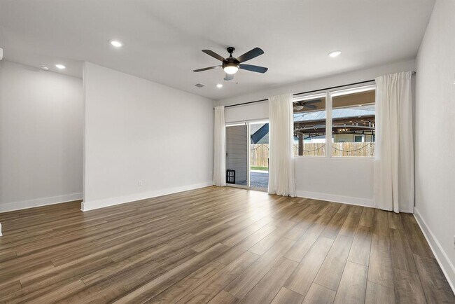 Building Photo - 113 Lyrebird Ln