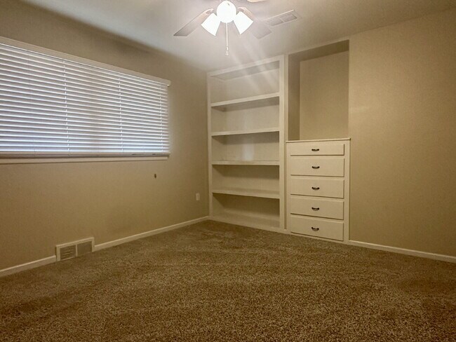 Building Photo - Spacious 4 bed 3 bath home!