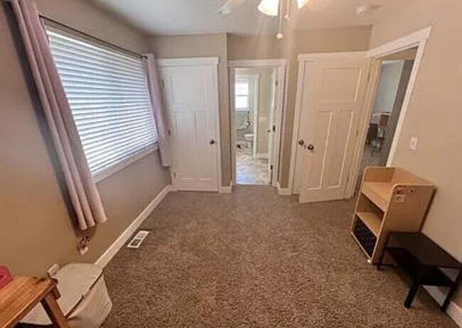 Building Photo - Great Neighborhood 3bd/ 2.5 Avail. Nov. 28th