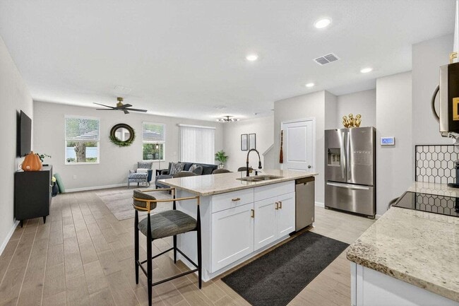 Building Photo - 5652 SE Edgewater Cir