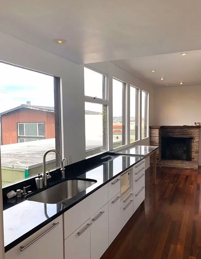 Building Photo - Tranquil & Spacious 2 BR/Den/ 1 BA Condo in the Central Richmond District