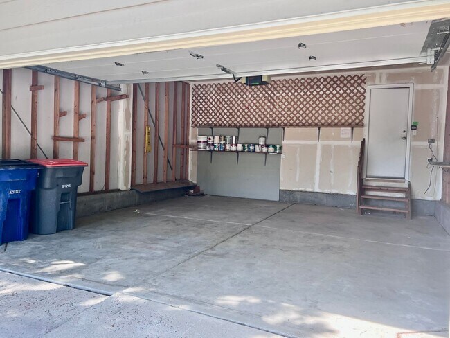 Building Photo - Wonderful 5 Bed/4 Bath Home Located on Qui...