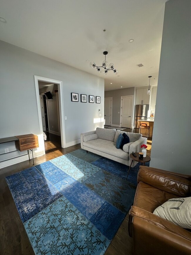 Building Photo - Beautiful 1 Bedroom 1.5 Bath Condo in down...