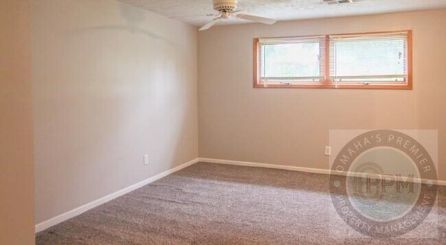 Building Photo - 3 Bedroom 1.5 Bathroom Home Located Minutes from Westroads Mall