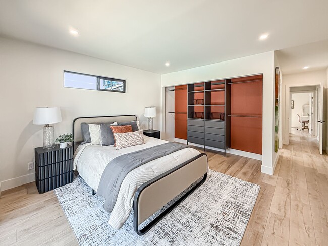 Building Photo - Upgraded 3+2 w/pool, gourmet kitchen + family room!