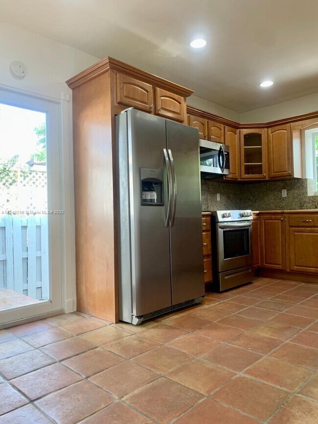 Building Photo - 1001 Surfside Blvd